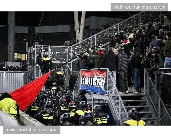 看台上的对峙：两队极端球迷在巴黎王子公园球场外被防暴警察隔开