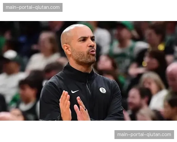 特写：篮网球员在暂停期间围拢倾听主帅布置，神情专注